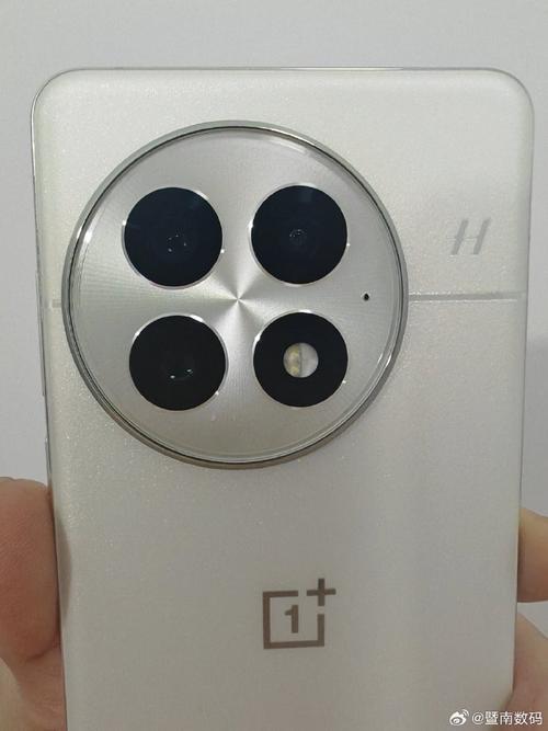 背部设计惊艳，6000mAh+100W+50W满血快充！这款触控产品同档罕见